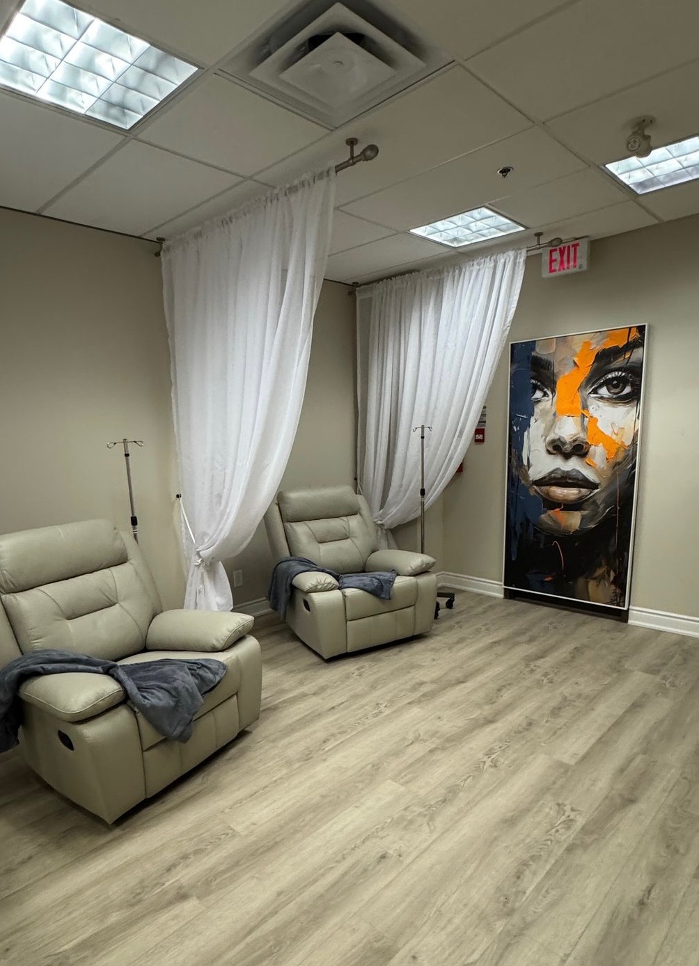 IV Lounges